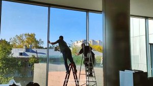 Тонировка окон в офисе атермальной пленкой