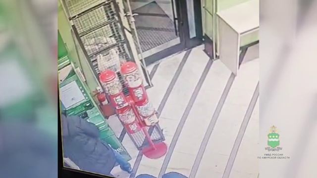 Полмиллиона рублей, лежавших возле банкомата, украли в Благовещенске