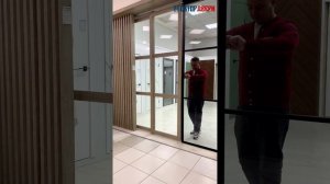 Менеджер Алексей знакомит с ассортиментом инновационных моделей в Гектор Двери