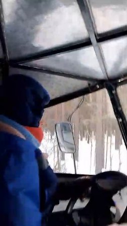 посадил жену за руль болотохода