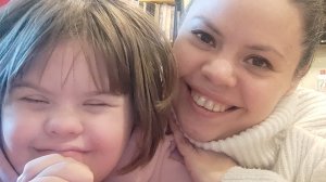 как играет ребёнок с синдромом дауна!