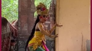 Танец из мифологии острова Бали.