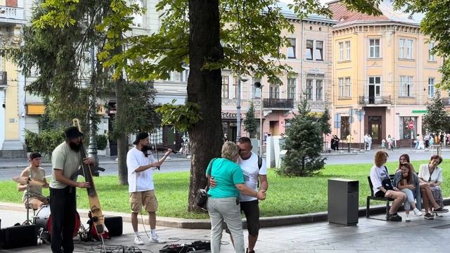 Освідчення в коханні на проспекті Свободи біля вуличних музикантів у Львові. львівплощаринок