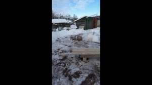 Подготовка пасеки к выставке ульев из зимовника.
