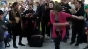 ВОТТАКИЕ МЫ ГРУЗИНЫ - Грузины поют и танцуют в аэропорту!