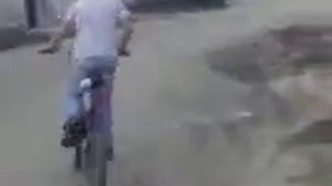 мальчик засунул в велек бутылку и пердит как трактор