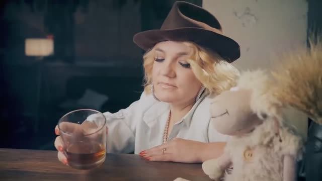 Женя Белоусова – Зачем любовь свела с ума (Official Video, 2024)