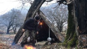 Горячий кемпинг в снежную бурю Зимний кемпинг в метель