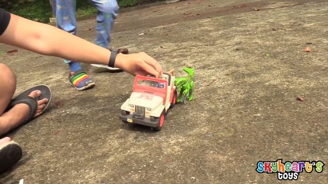 Jurassic World TOY HUNT! Skyheart rides dinosaur and blue to find dinosaur toys for kids