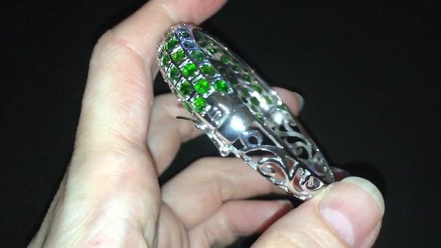 Серебряный браслет-обруч с хромдиопсидами