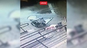 В Москве на женщину с коляской упало окно
