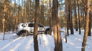 Как едет стоковый Рено Дастер 2 л МКПП по зимнему лесу
