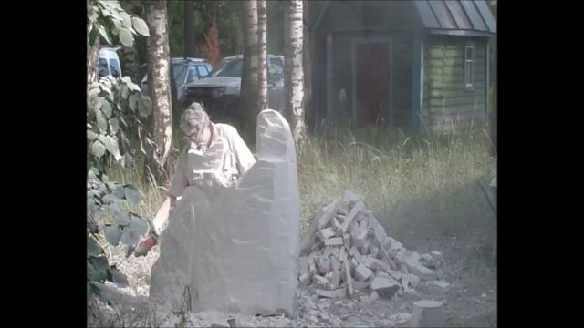 Создание каменной скульптуры, автор скульптуры художник Виктор Рассадкин, Елисейково, август 2021г.