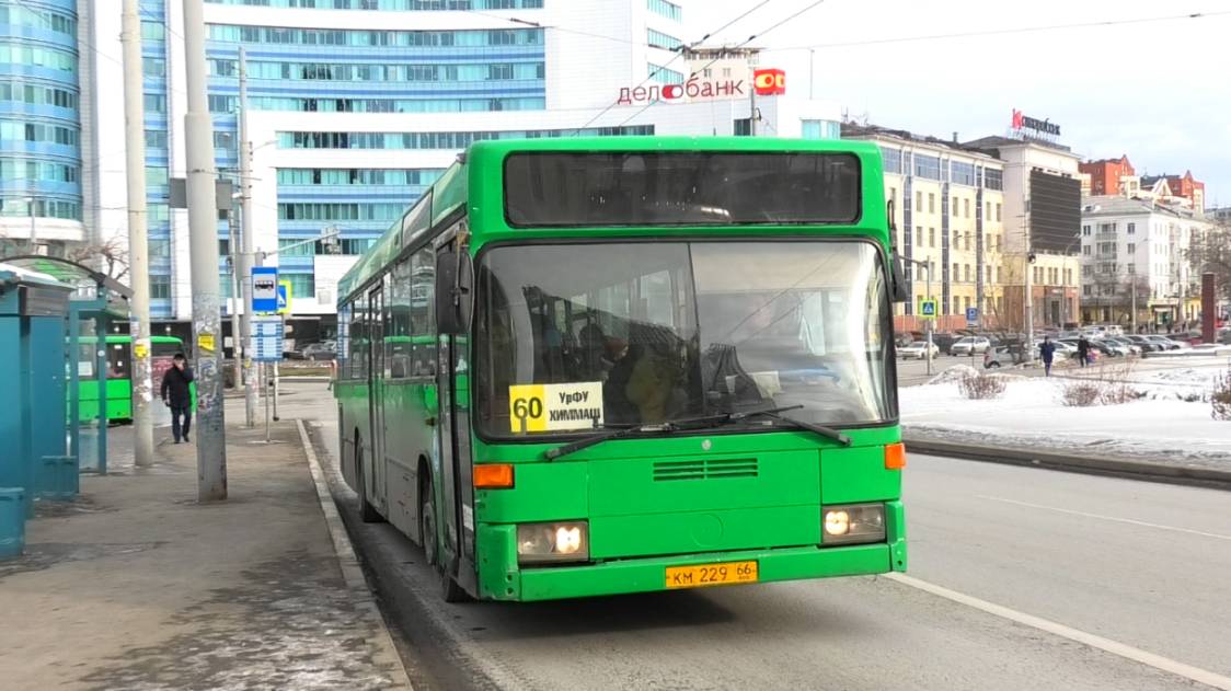 Автобус Екатеринбурга Mercedes-Benz O405N № КМ 229 66 маршрут 60 на остановке "Сандуновские бани" смотреть онлайн