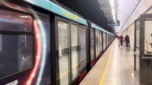 Очень громкий гудок. Именной поезд «БКЛ-Сердце Московского метро» покидает станцию Савёловская