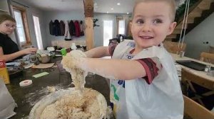 Канадская семья в НН.. Канадские фермерские дети/ They are Getting their Hands DIRTY