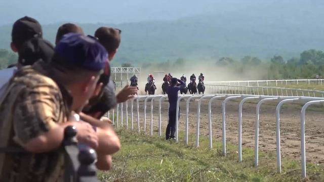 В г.Шали прошли соревнования по верховой езде из 5 заездов. смотреть онлайн