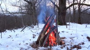 Костер в зимнем лесу . Реальное время , без монтажа.
