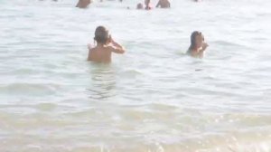 Дети ныряют в море