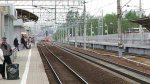 поезд Ласточка проезжает через ст. Реутово..