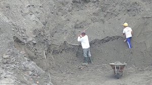 Строительство, шахтёры вскапывают стены карьера