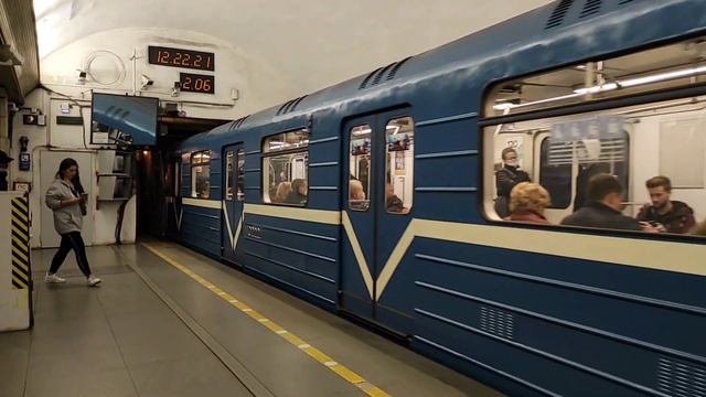 Отправление поезда метро 81-540.1/541.1 "Боинг" со станции Сенная площадь. С-Пб метрополитен