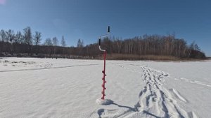 Рыбалка на льду. Мороз и Солнце. Бур и лунка.