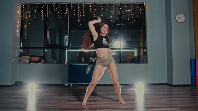 Dancehall Female / Bum - Delomar