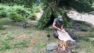 Строительство убежища для ночёвки в диком лесу