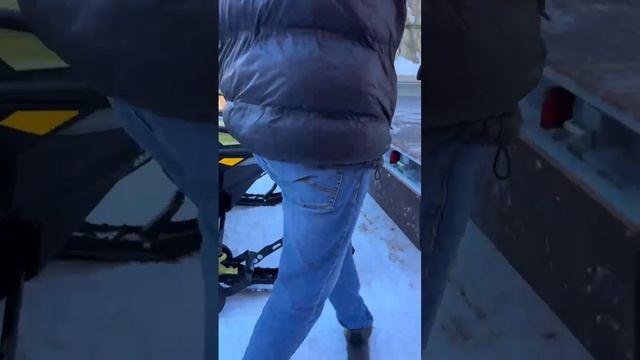 Заезжаем на снегоходе в прицеп с крышкой МЗСА R16. Как заехать одному. #skidoo смотреть онлайн