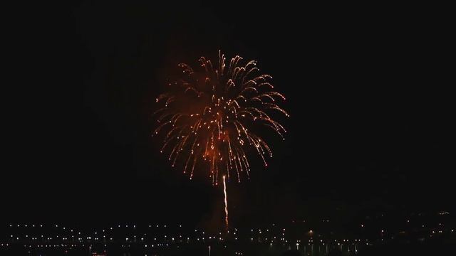 Салюты фейерверки .Под легкую музыку !!! смотреть онлайн