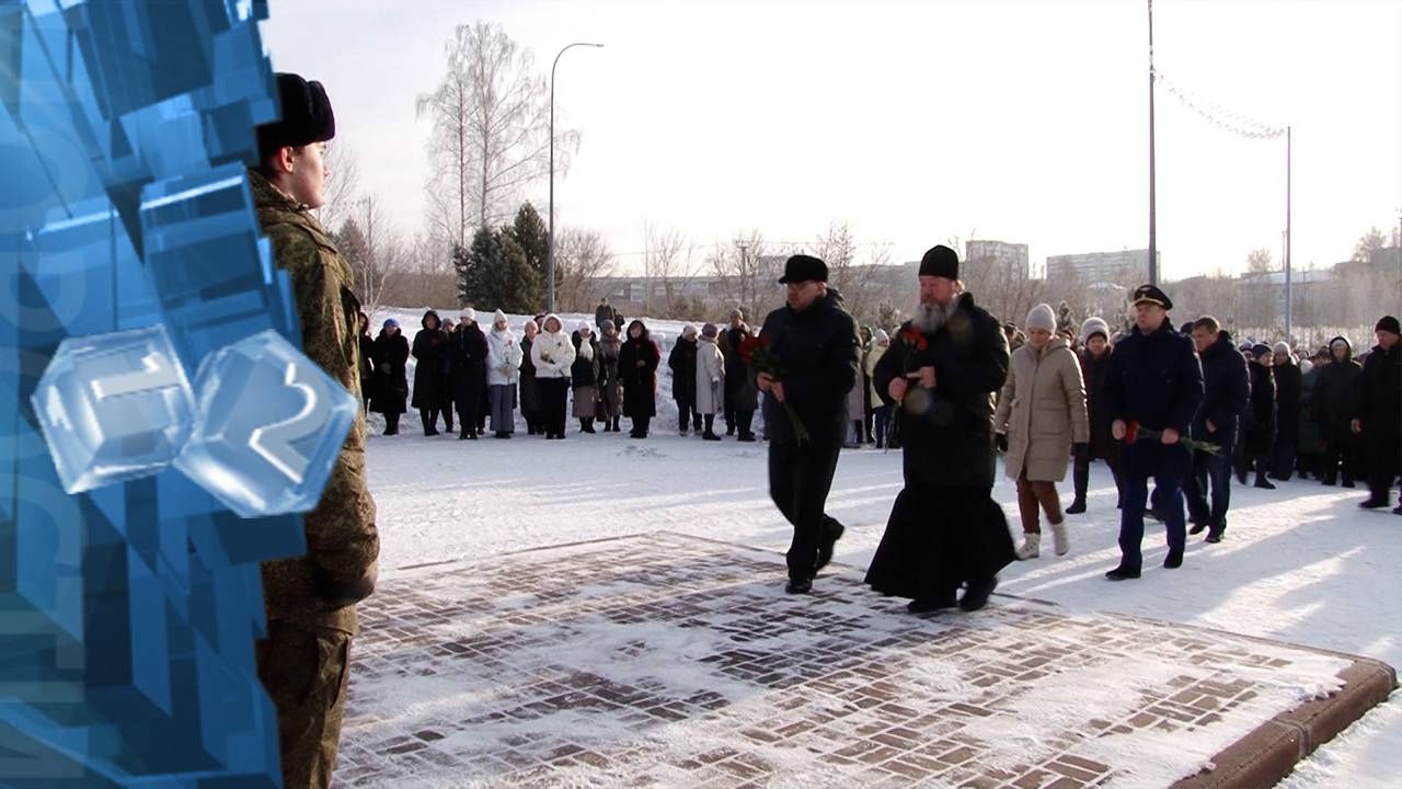 В Березовском прошло торжественное возложение цветов к памятнику «Войну - освободителю»