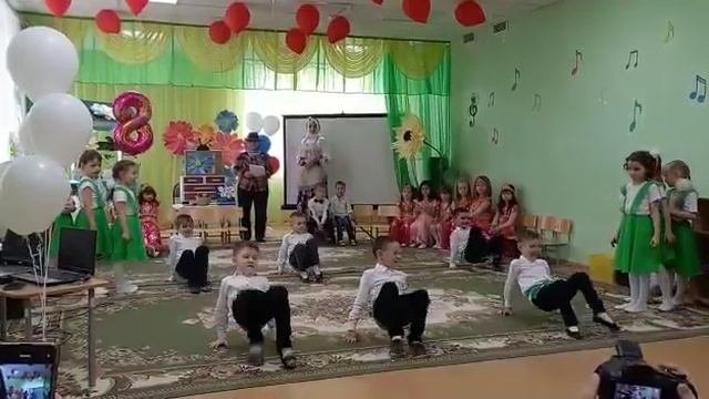 Танцевальный номер посвященный Международному Женскому Дню