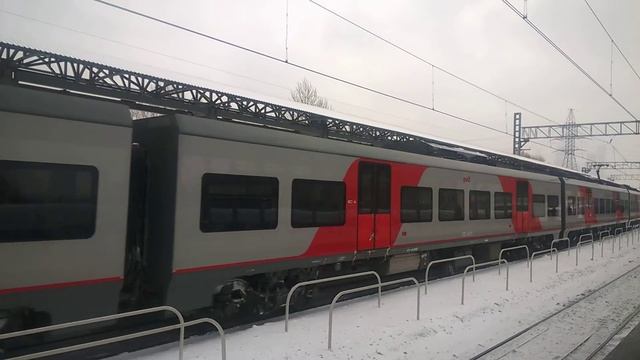 скоростной поезд "Ласточка" ЭС2Г-043 отправляется со станции Хорошево смотреть онлайн