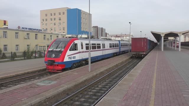 Рельсовый автобус RA2 на ЖД-вокзале Улан-Батора | Железная дорога в Монголии смотреть онлайн