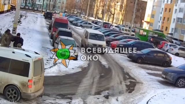 Атмосфера в утреннем Харькове - люди в военной форме, без предупреждения, смотреть онлайн