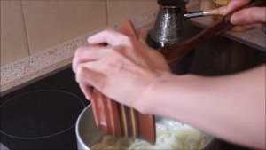 POLLO GUISADO en SALSA BLANCA PICANTE/КУСОЧКИ КУРИНОГО ФИЛЕ ПОД БЕЛЫМ ОСТРЫМ СОУСОМ