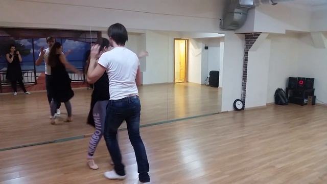 Уроки сальсы в Mambotime. Средняя группа. Влад Кузьмин смотреть онлайн