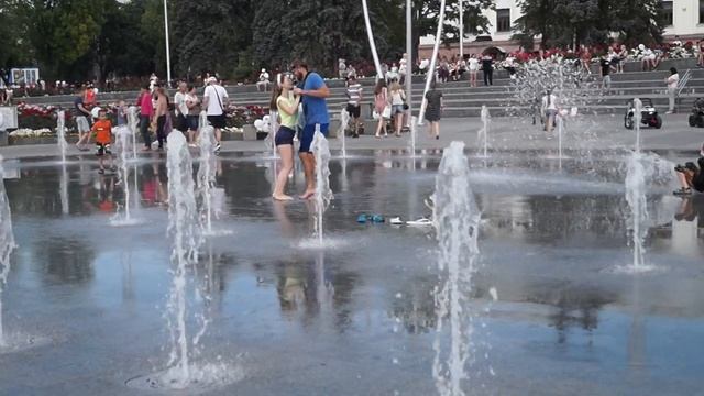 Танцы посреди центрального фонтана Краматорска смотреть онлайн