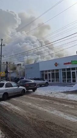 ЕЩЁ В ОГНЕ: магазин в Игнатовском переулке в Зимовниках продолжает гореть. На месте пожарные.