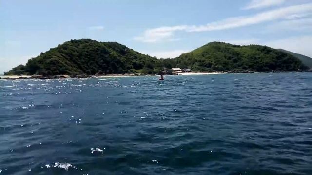 Паром. Остров Ко Лан в Тайланде. Вид с моря.