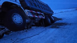 Провалился самосвал на зимнике.