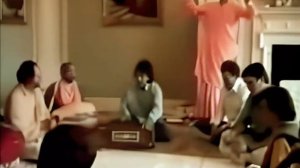 Джордж Харрисон поет Харе Кришна с преданными в Бхактиведанта Мэноре