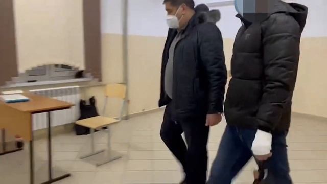 Таразда шеру кезінде тұтанатын қоспасы бар бөтелкелерді таратқан ер адам ұсталды смотреть онлайн