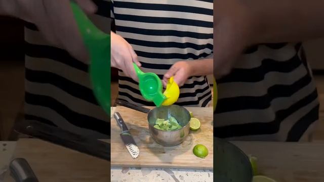 My chips and salsa will make you wanna spill all the tea ☕️ 💃 Let’s make some Chunky Red Salsa смотреть онлайн