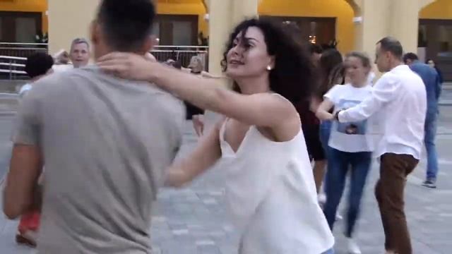 Артём Викол и Марина Фаизова - сальса в Никольских рядах смотреть онлайн