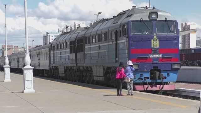 Китайский поезд из Пекина прибывает с туристами в Улан-Батор |Железная дорога в Монголии смотреть онлайн