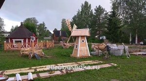 Деревянная мельница с вращающимися лопастями
