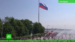 ТРИЕДИНСТВО. Три флага — три исторические эпохи: ансамбль из флагштоков в Петербурге.