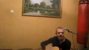 Я слышу проливные как жизнь дожди Я вижу пролетающие мимо поезда  Под гитару -...